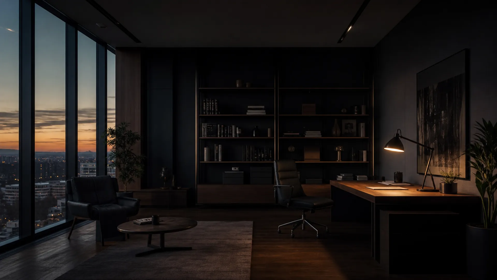 Escritório vazio ao entardecer, com uma luminária de mesa acesa